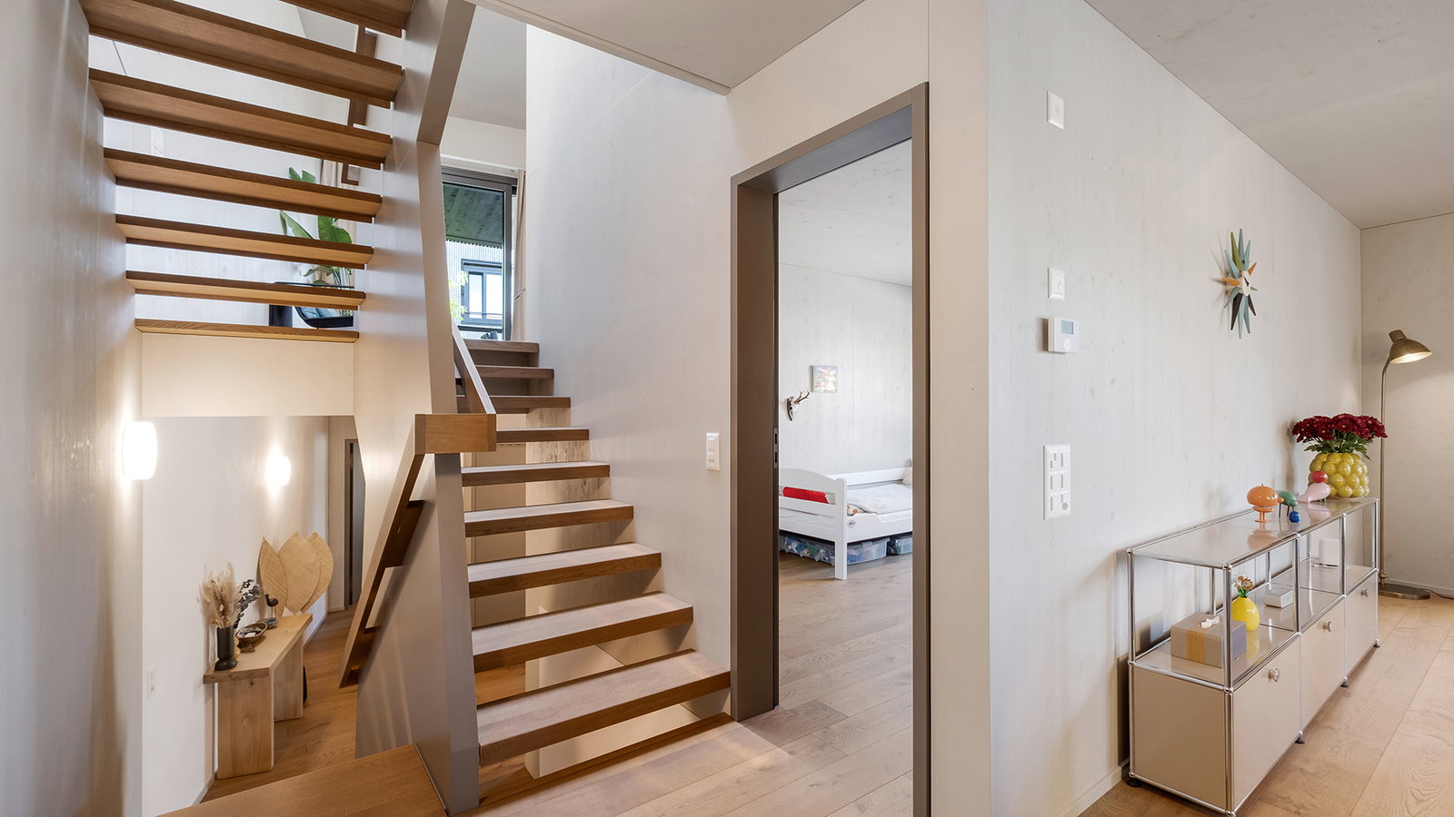 Moderner Flur mit Treppe