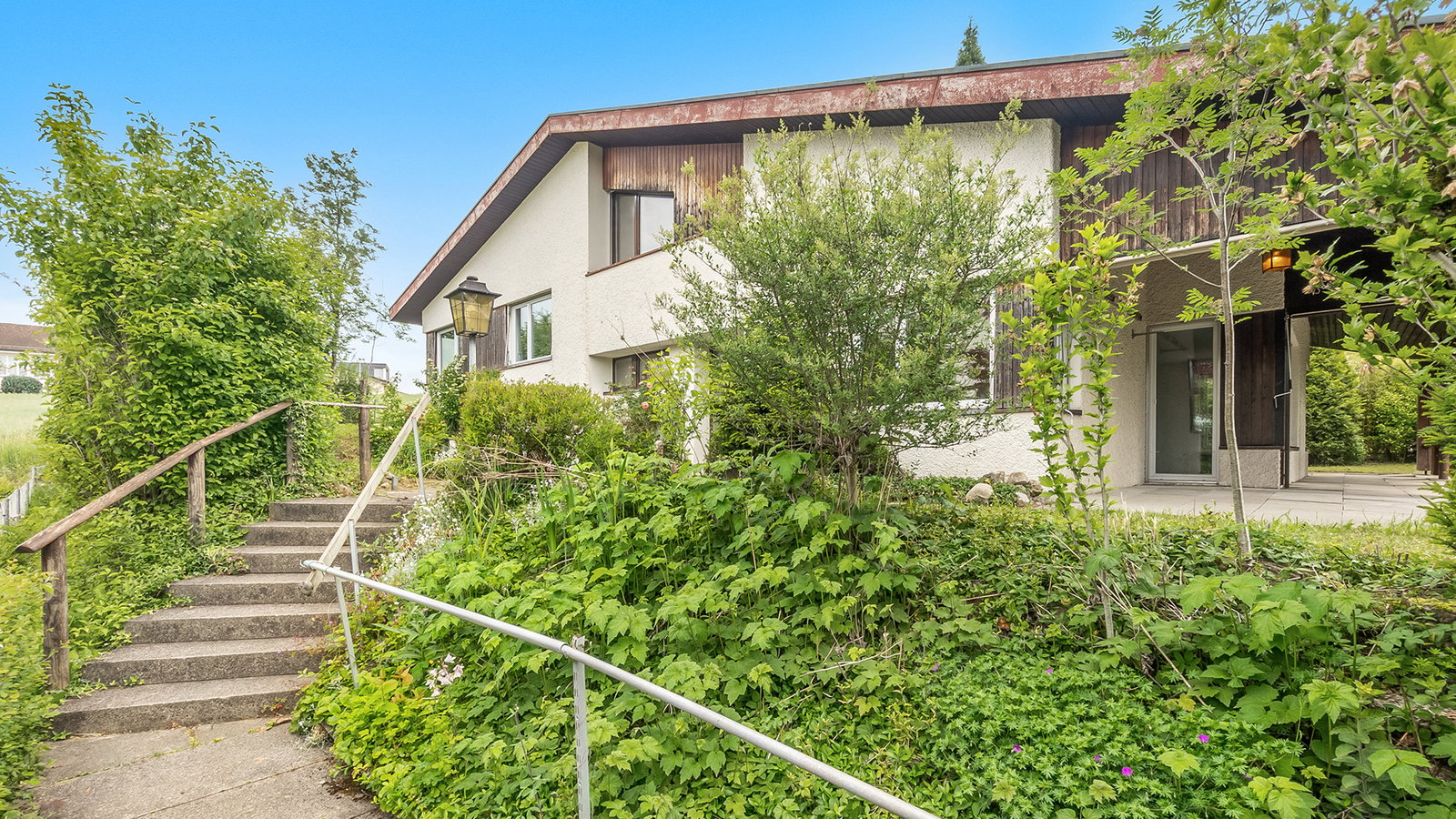 Eingebettet im Grünen: Sonniges Split-Level Haus mit Charakter – Dübendorf