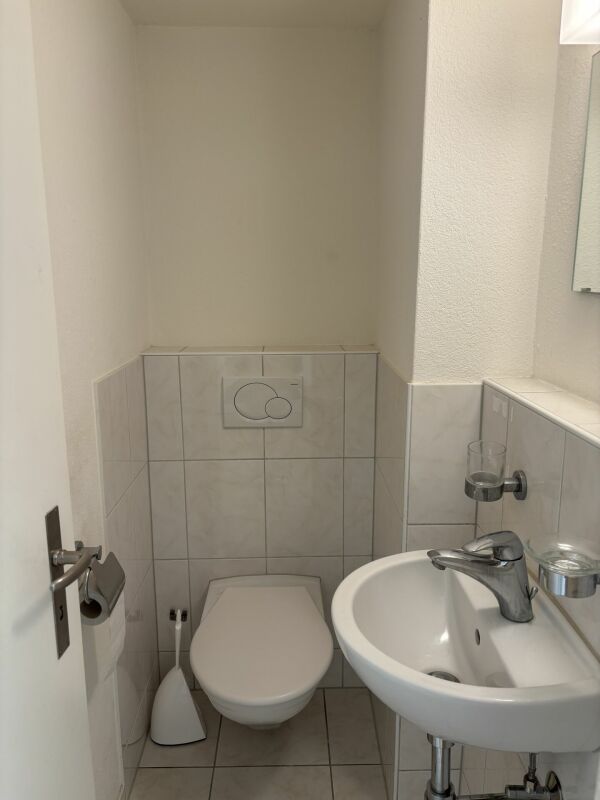 Gäste-WC mit Waschbecken und WC