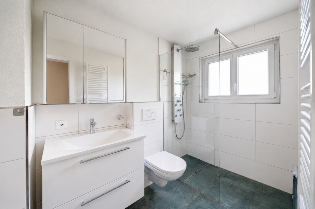 Modernes Badezimmer mit Dusche und Waschtisch