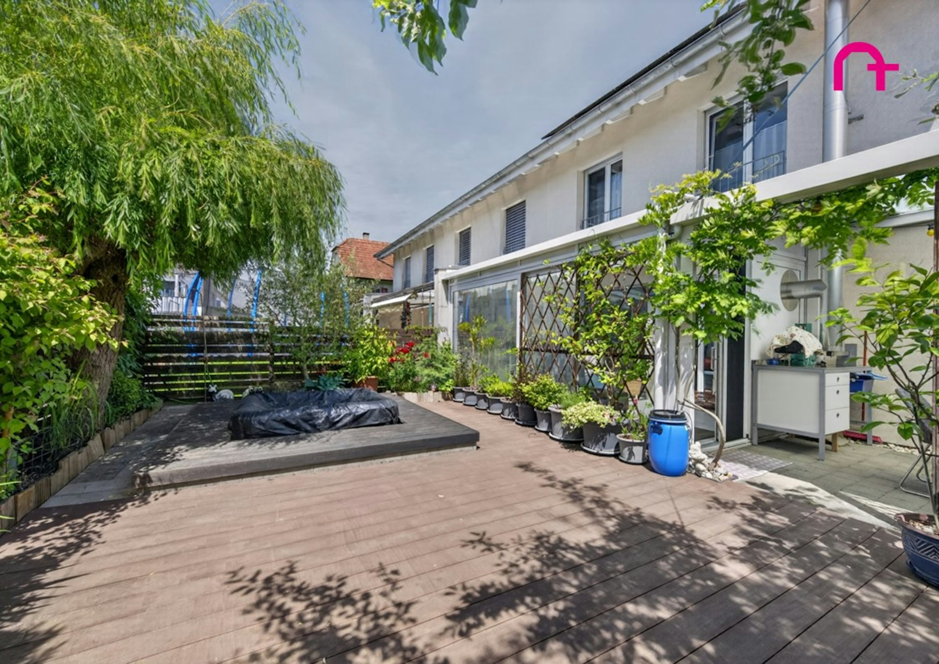 Großer Garten mit Terrasse