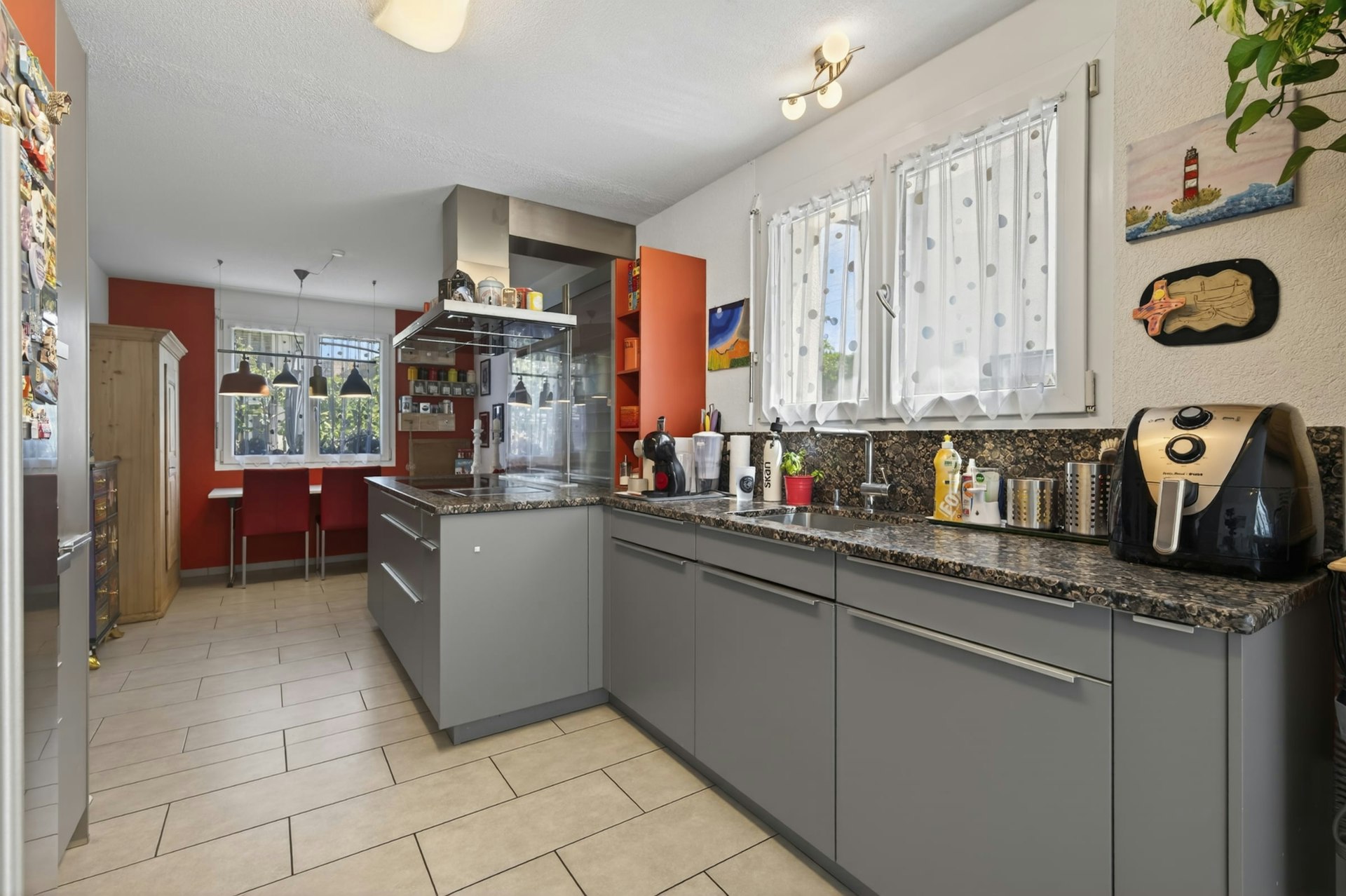 Moderne Küche mit grauen Fronten und heller Fensterwand