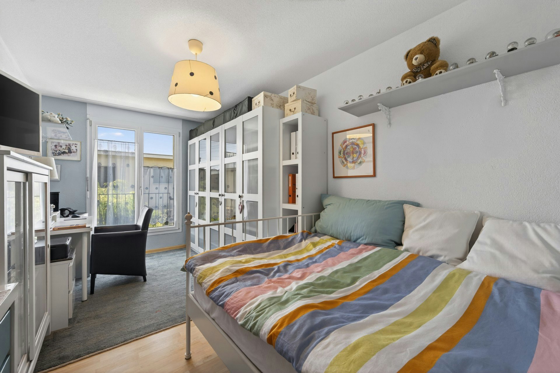 Helles Schlafzimmer mit Arbeitsecke