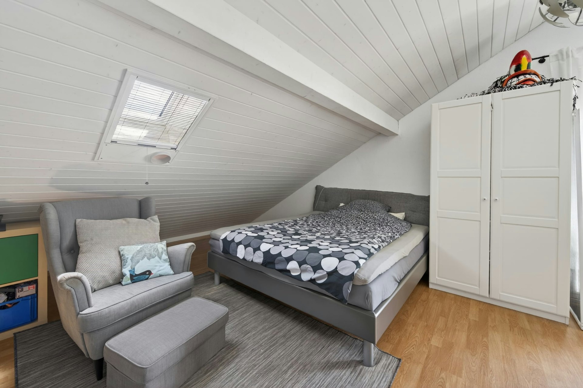 Dachgeschoss-Schlafzimmer mit Leseecke