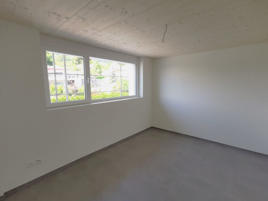 Leerer, heller Raum mit großem Fenster