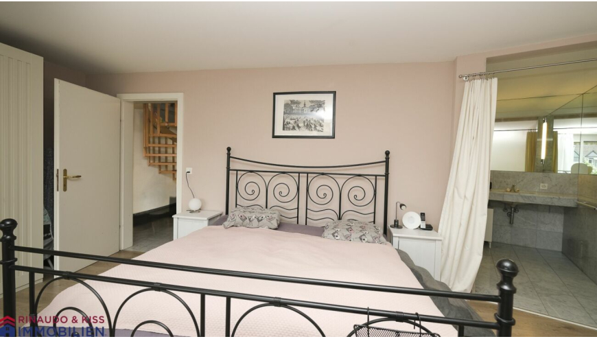 Schlafzimmer mit angrenzendem Bad