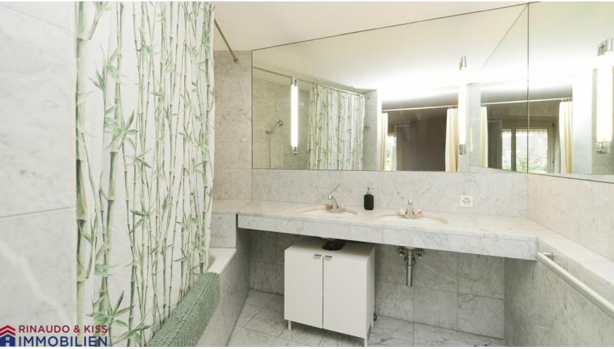 Modernes Badezimmer mit Marmor und Bambus-Duschvorhang