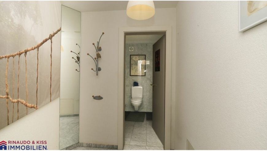 Heller Flur mit Blick ins Gäste-WC