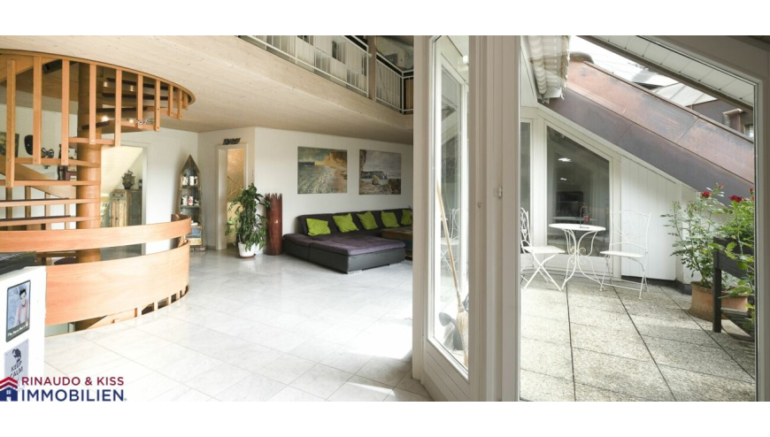 Wohnbereich mit Zugang zur Dachterrasse