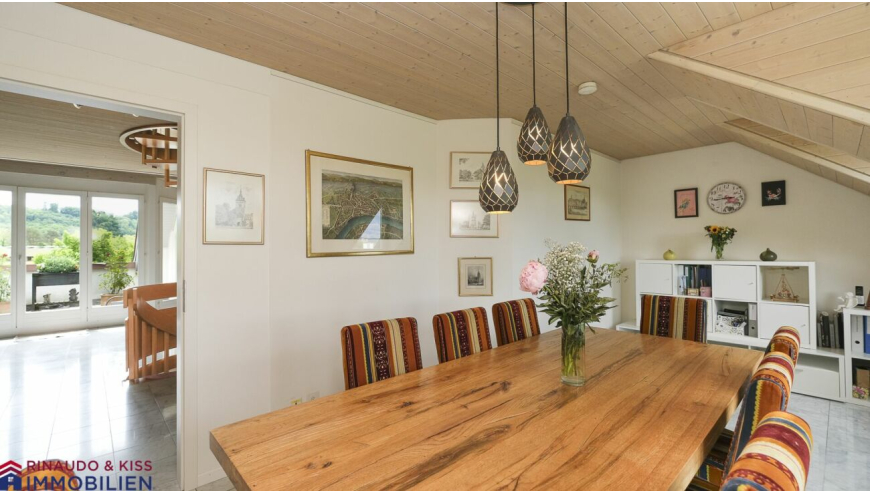 Esszimmer mit Holztisch und Dachschräge