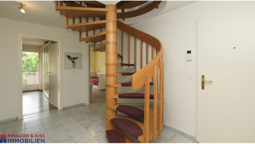Treppenhaus mit Spiralholztreppe