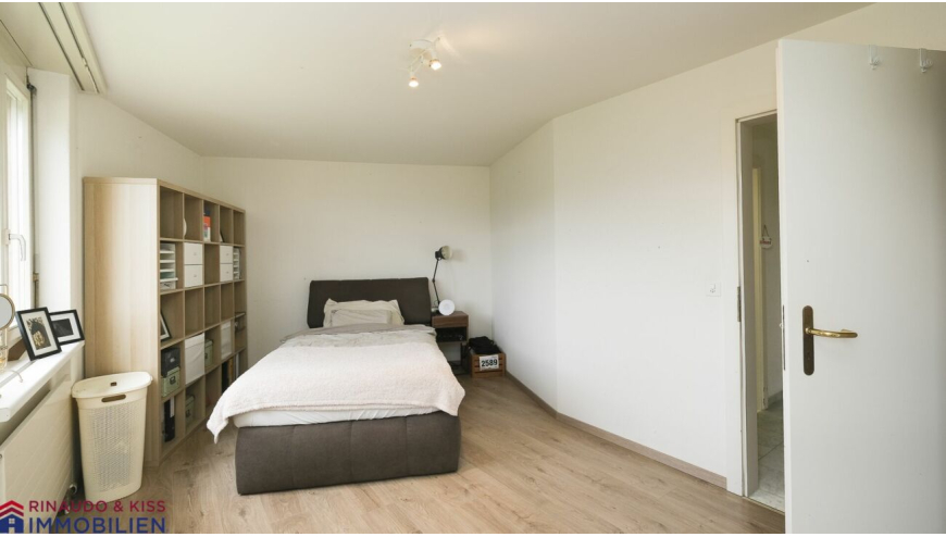 Helles Schlafzimmer mit einfacher Einrichtung