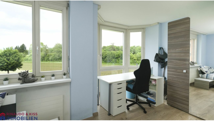 Helles Zimmer mit Arbeitsplatz und großen Fenstern
