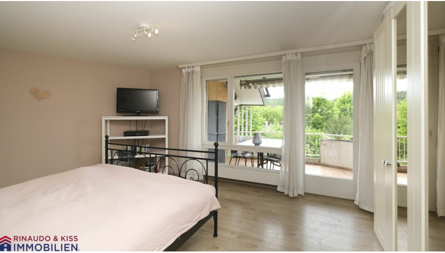 Schlafzimmer mit Balkonblick