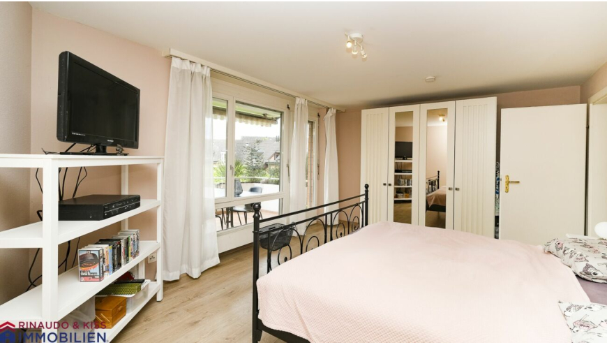 Helles Schlafzimmer mit Balkonzugang
