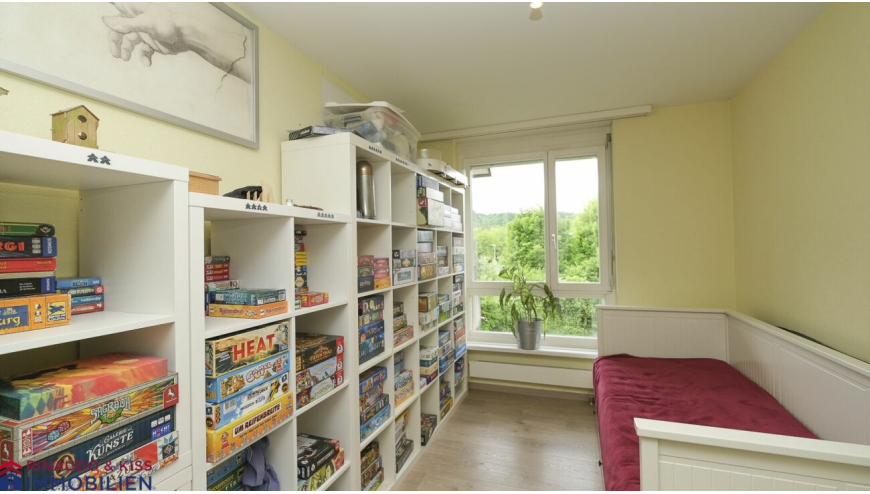 Spielzimmer mit Regalen und Fensterbank