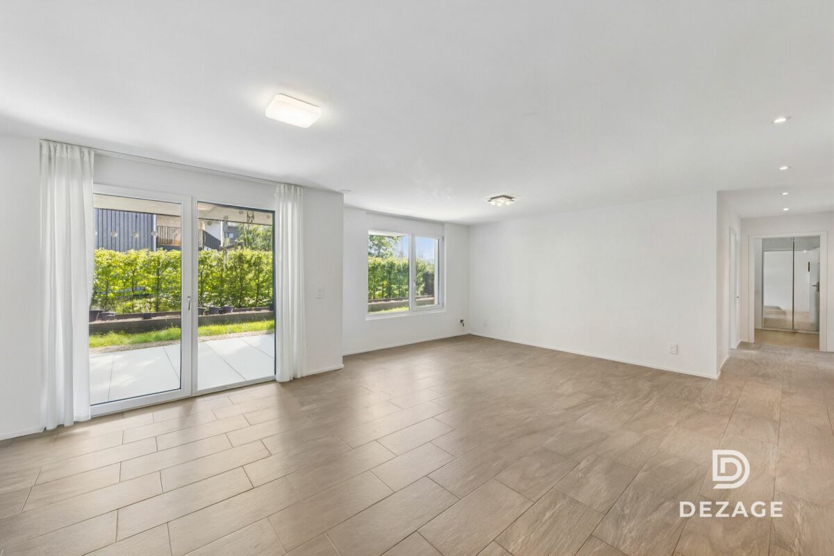 Heller Wohnbereich mit Zugang zur Terrasse