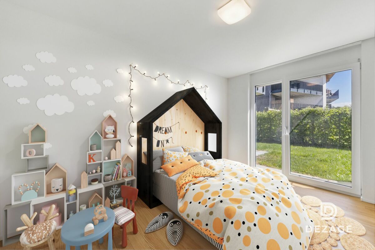 Kinderzimmer mit Hausbett und großer Fensterfront