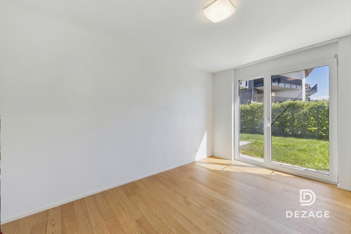 Heller leerer Wohnraum mit Terrasse/Gartenblick