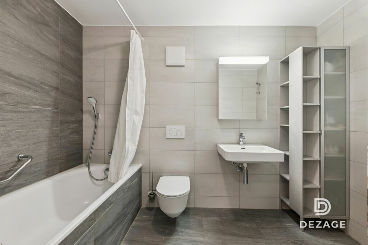 Modernes Badezimmer mit Badewanne, Dusche und Waschplatz