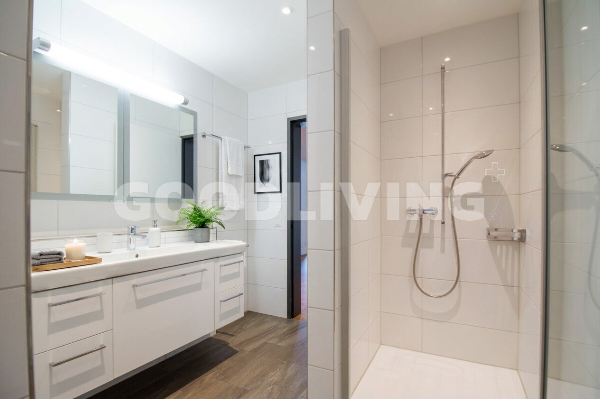 Modernes Badezimmer mit bodengleicher Dusche
