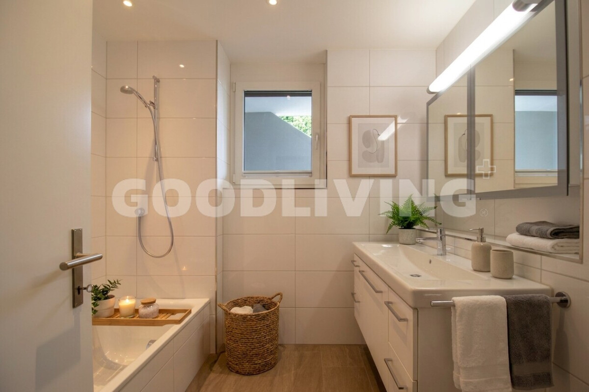Modernes Bad mit Wanne und Doppelwaschtisch