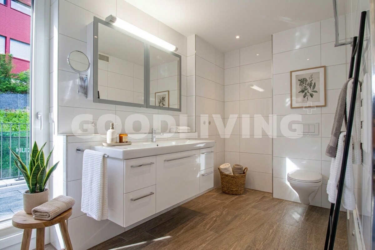 Modernes Badezimmer mit großem Waschtisch und WC