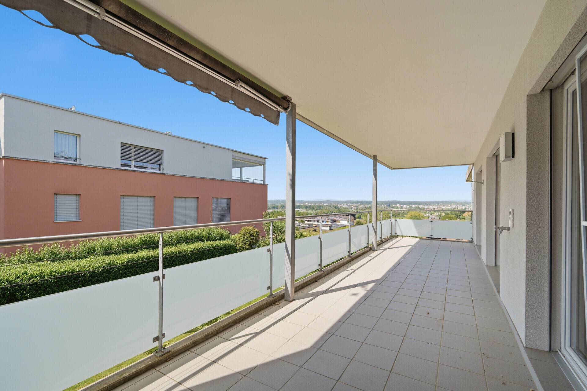 Große überdachte Terrasse mit Weitblick