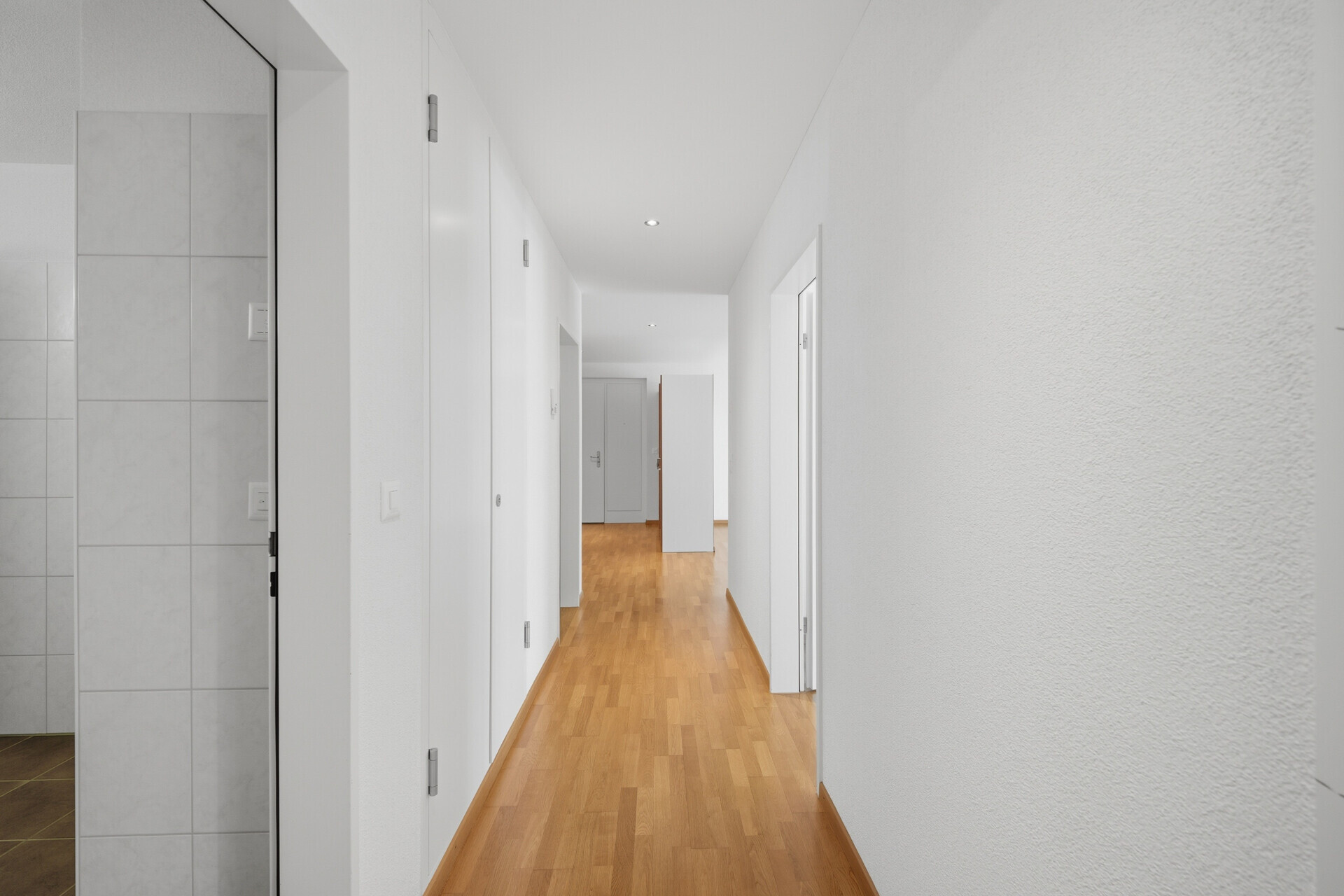 Heller Flur mit Holzoptik-Boden
