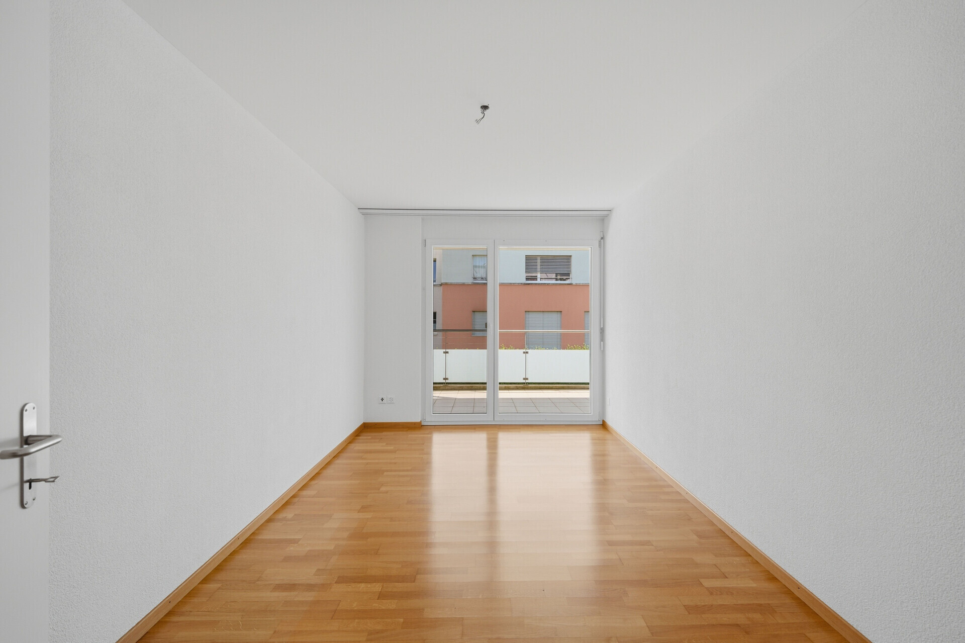 Leerer heller Raum mit Balkon- bzw. Terrassentür