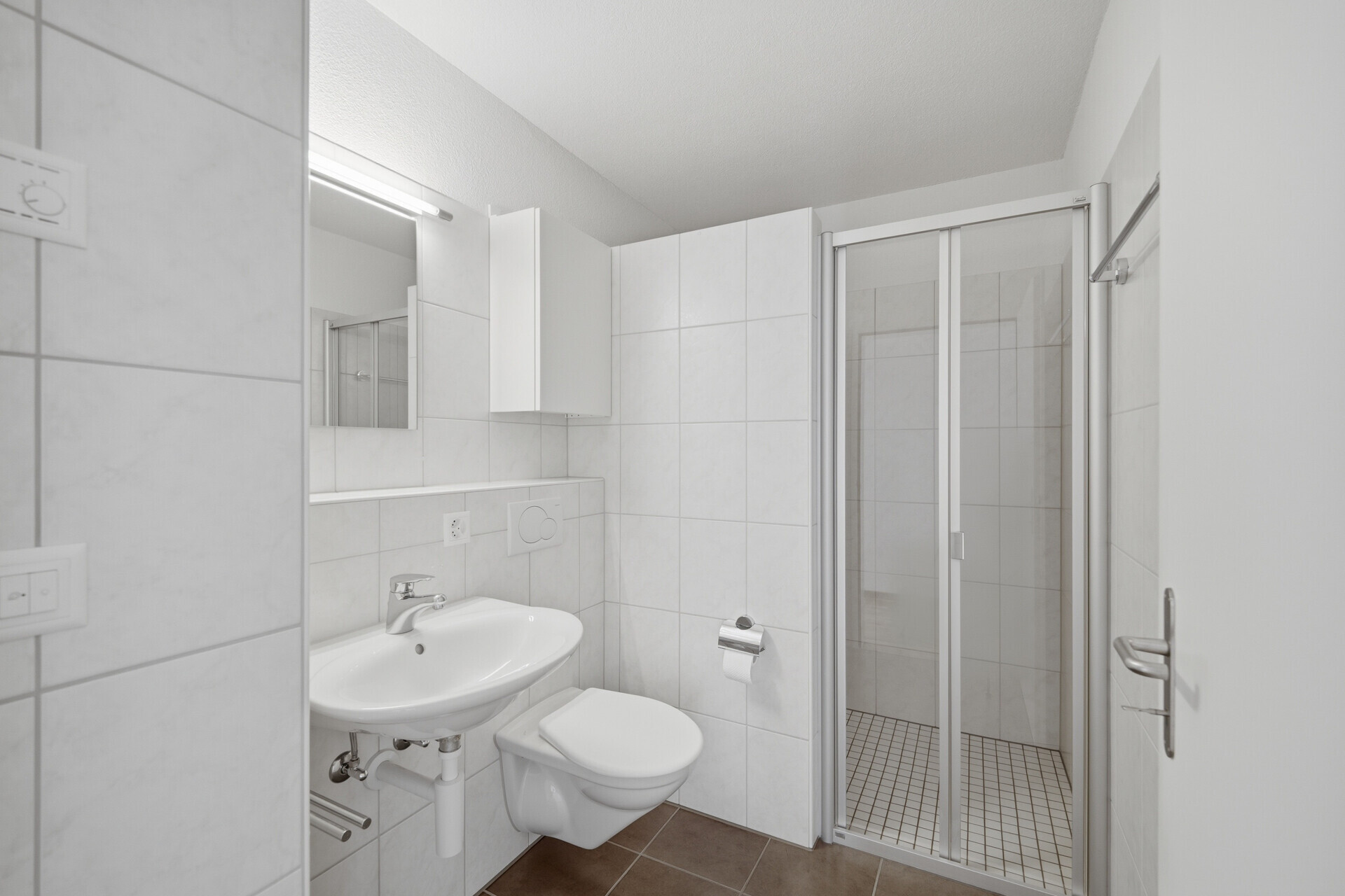 Modernes kleines Badezimmer mit Dusche und WC