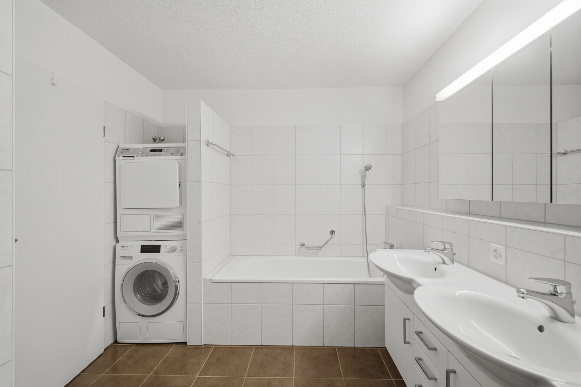 Helles, modernes Badezimmer mit Waschmaschinenbereich