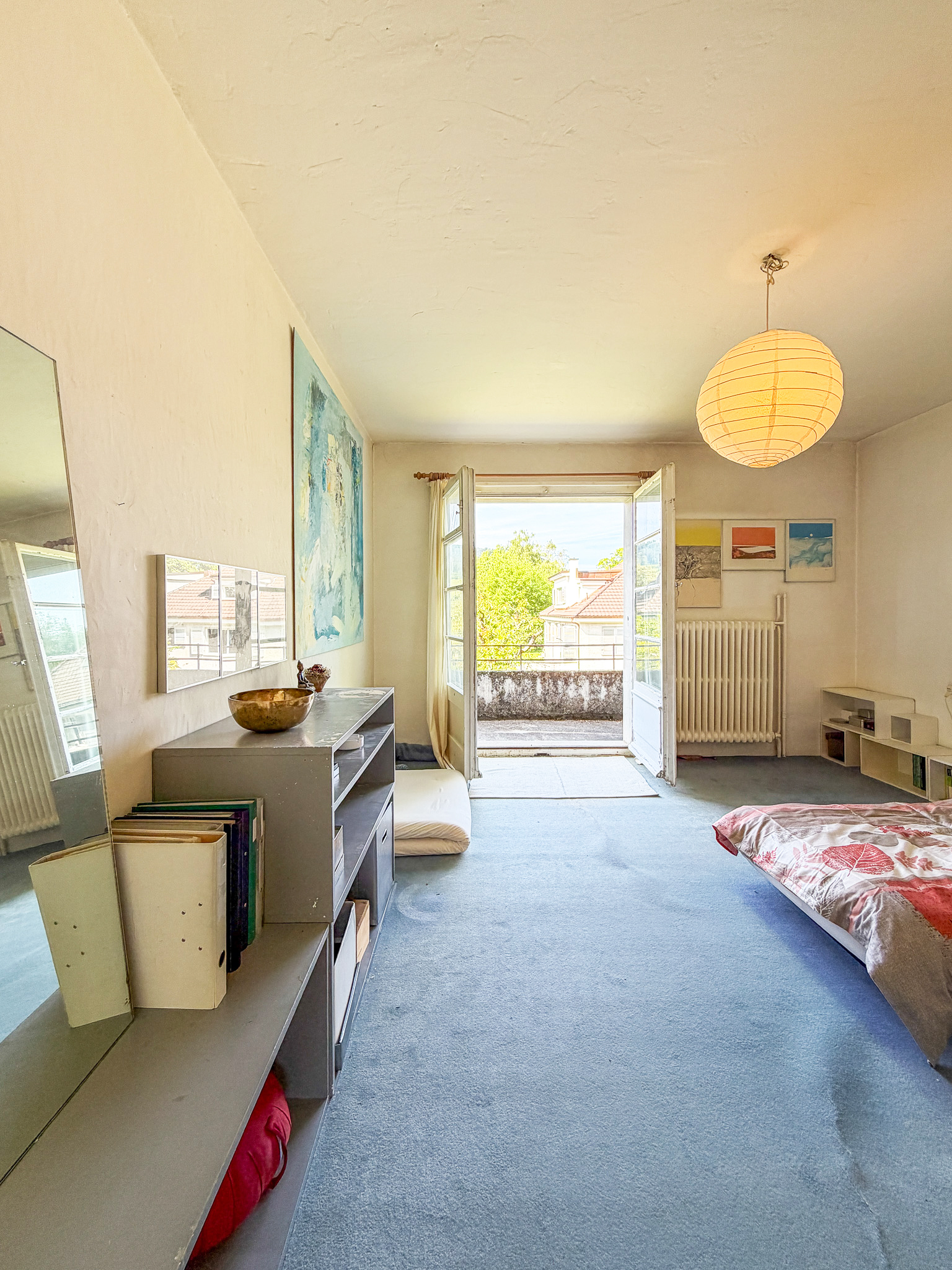 Helles Schlafzimmer mit Balkonzugang