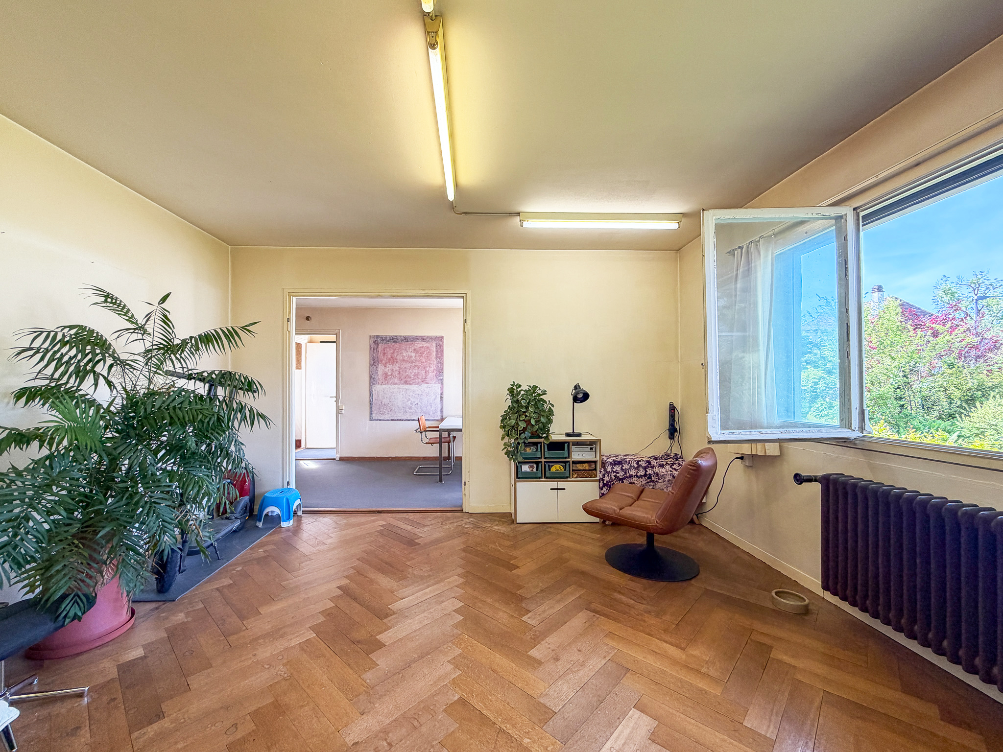 Wohnraum mit geöffnetem Fenster