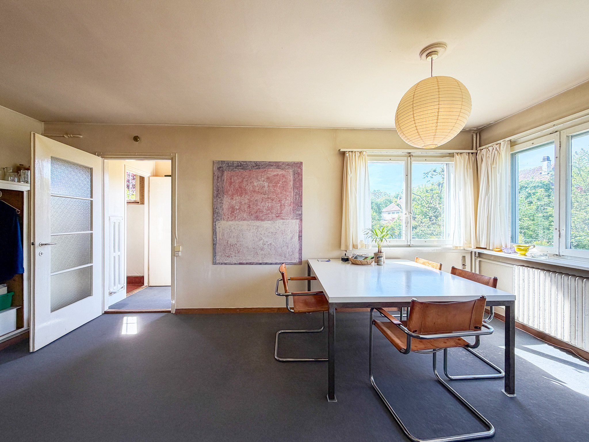 Esszimmer mit großen Fenstern