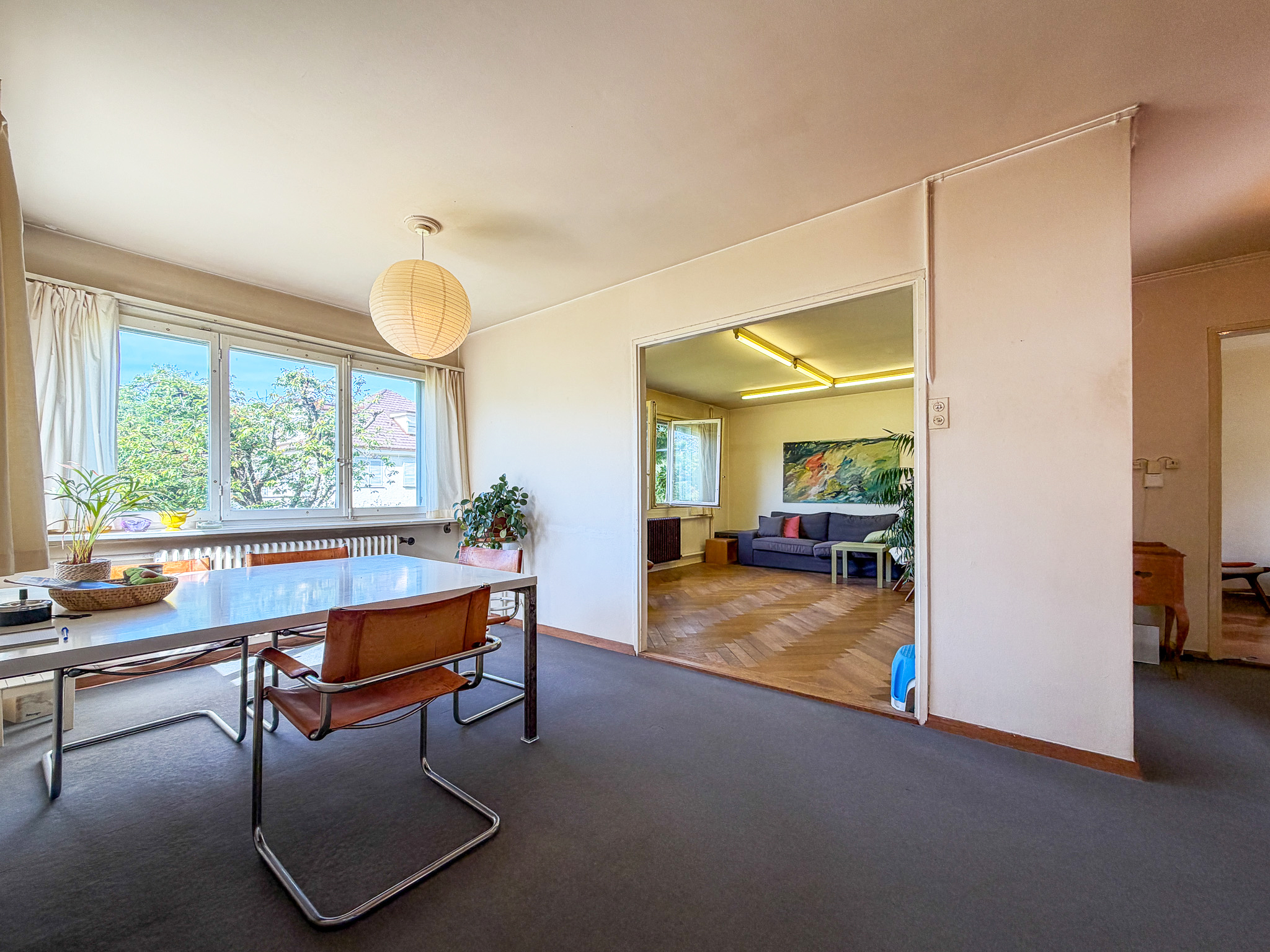 Esszimmer mit Blick ins Wohnzimmer