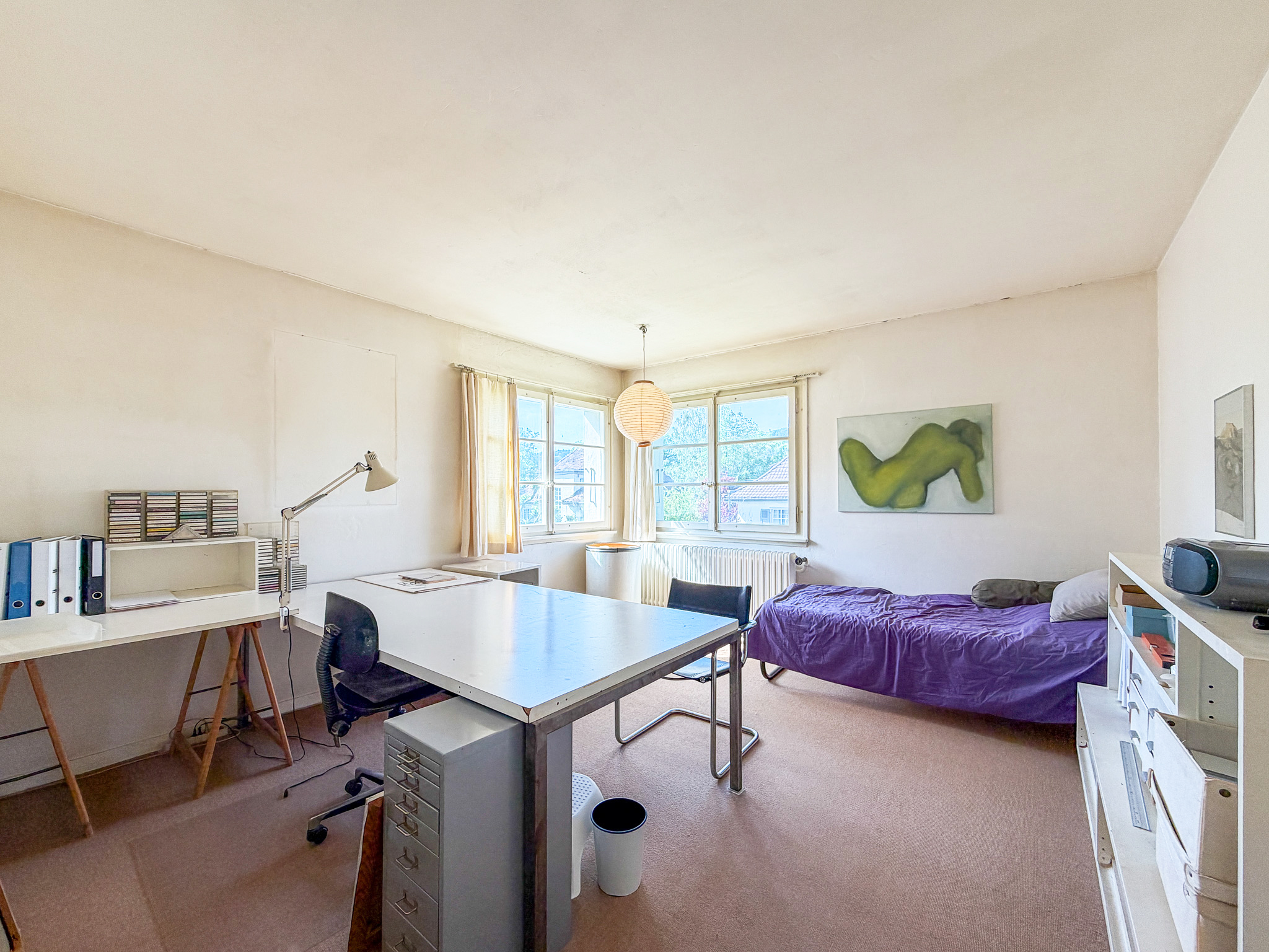 Helles Arbeits- und Schlafzimmer