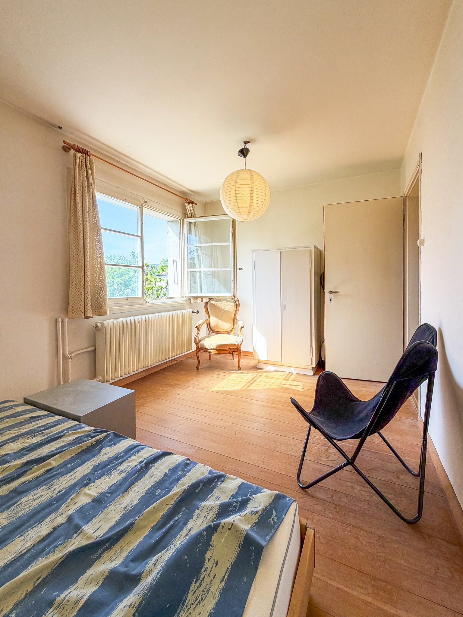 Helles Schlafzimmer mit einfacher Ausstattung