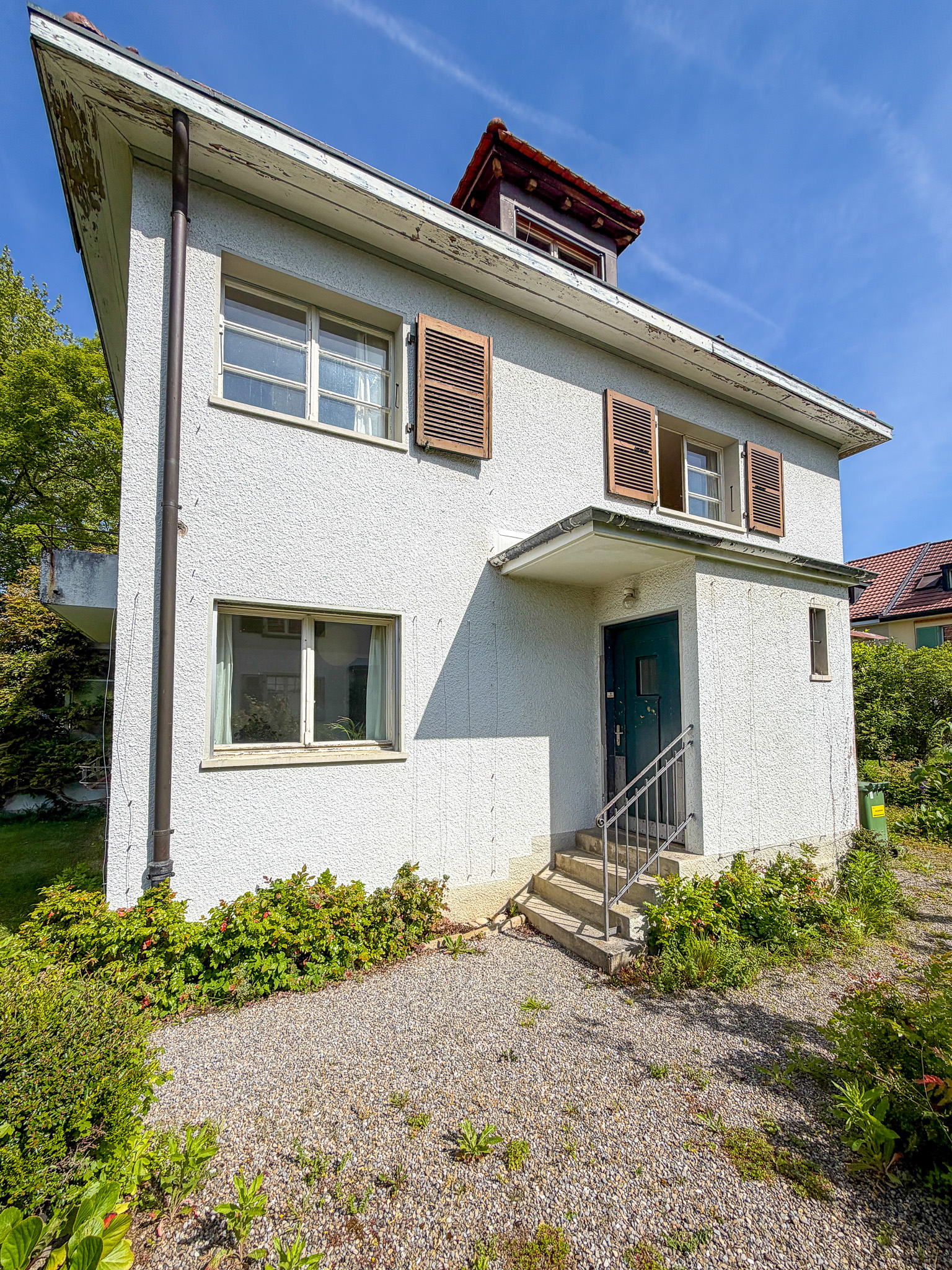 Außenansicht eines Hauses mit Garten