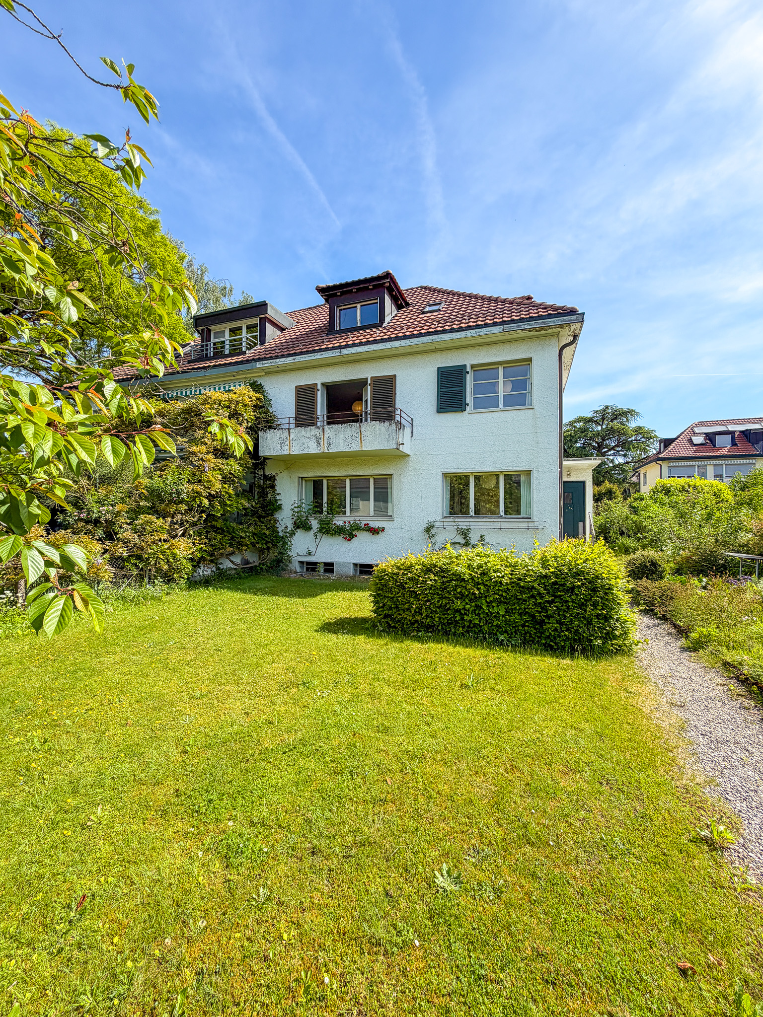 Wohnhaus mit Gartenansicht