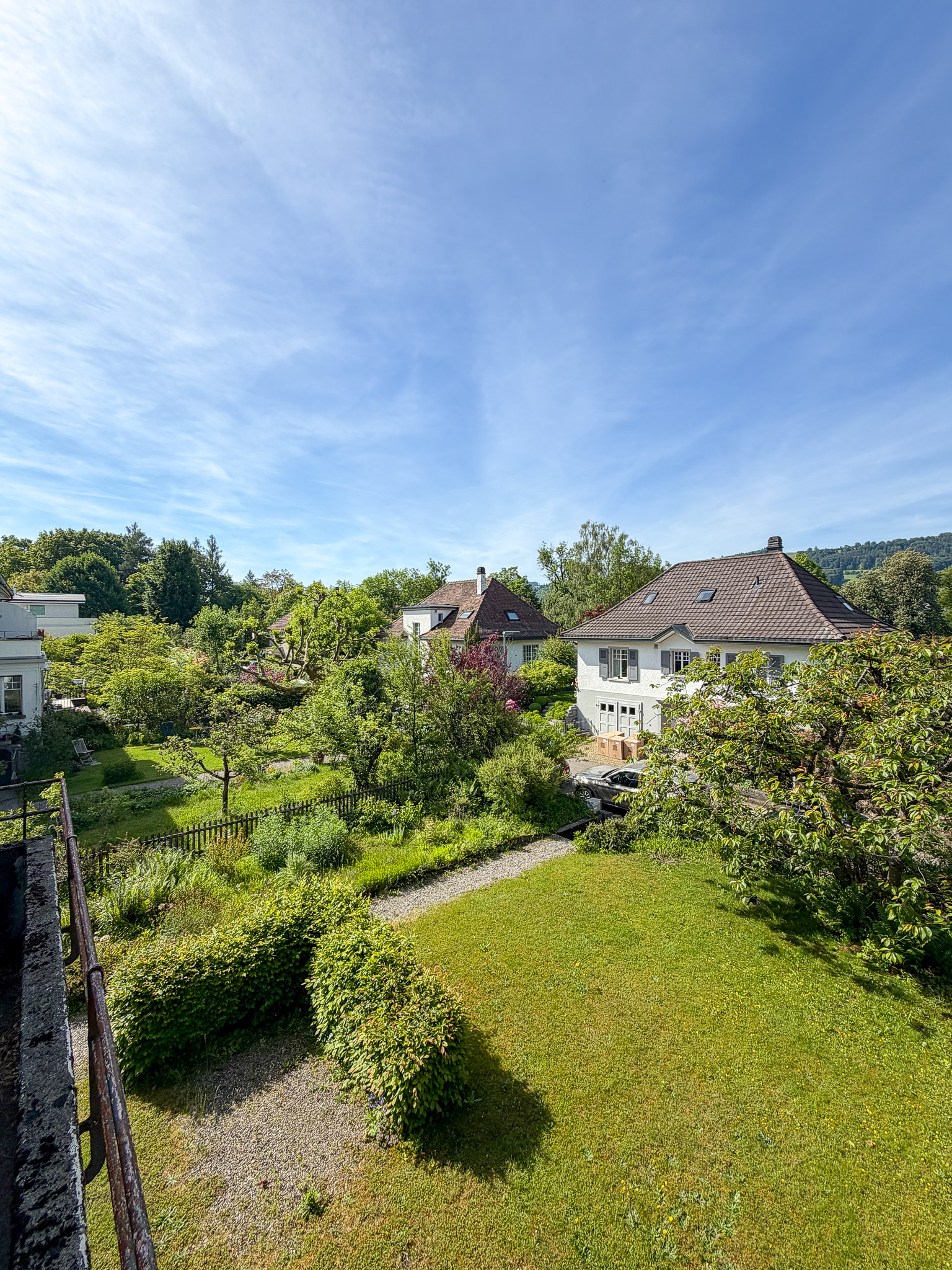 Garten- und Nachbarschaftsblick bei Tageslicht