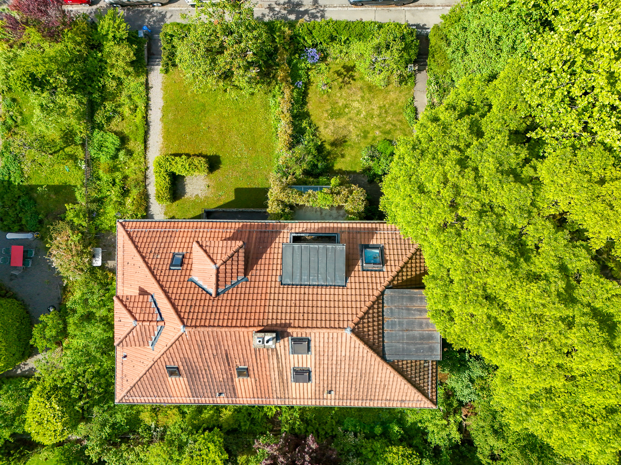 Luftaufnahme eines Hauses mit großem Garten
