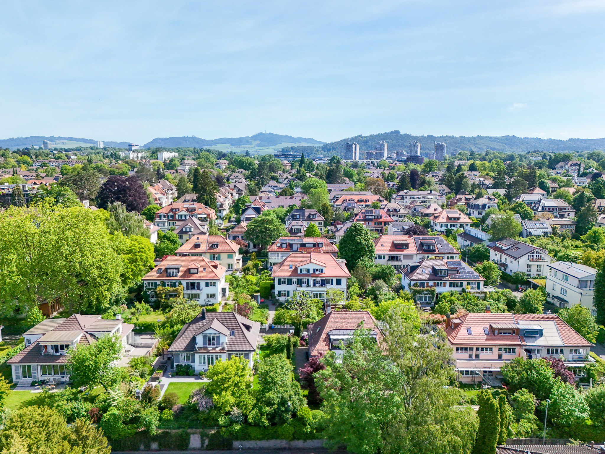Städtisches Wohnviertel mit weitem Ausblick