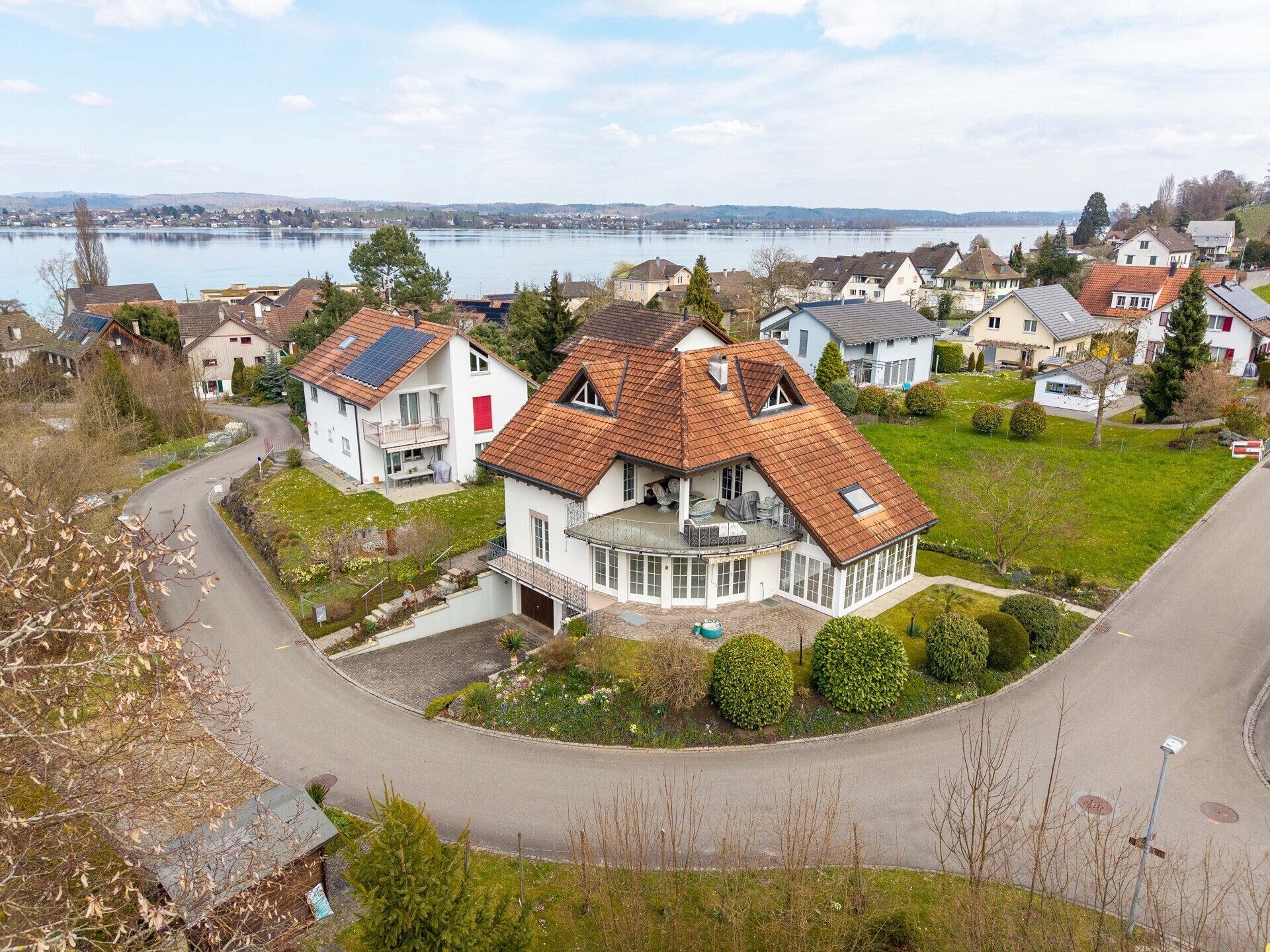 Aussicht auf ein Wohnhaus am See