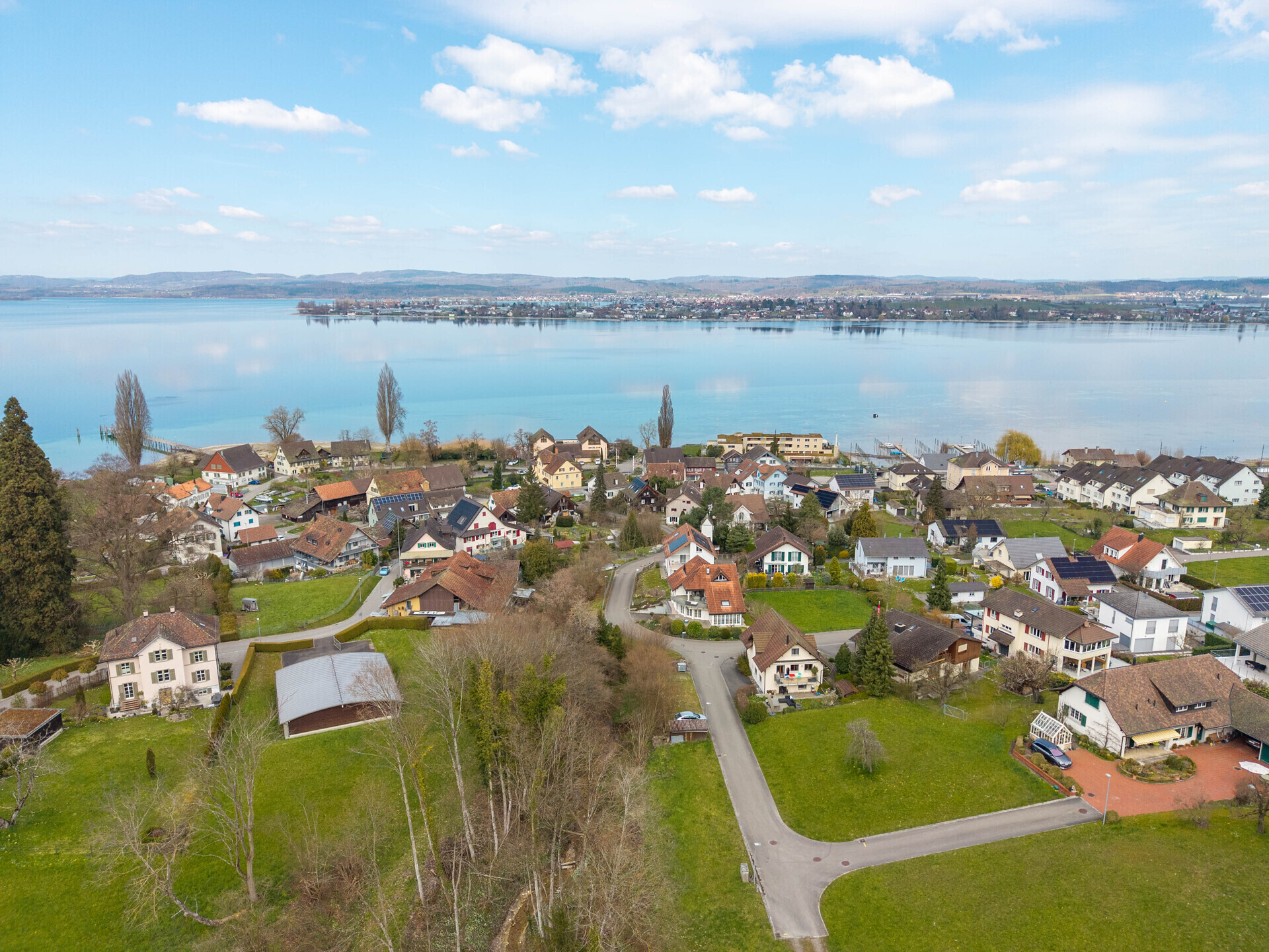 Luftaufnahme eines Wohngebiets am See