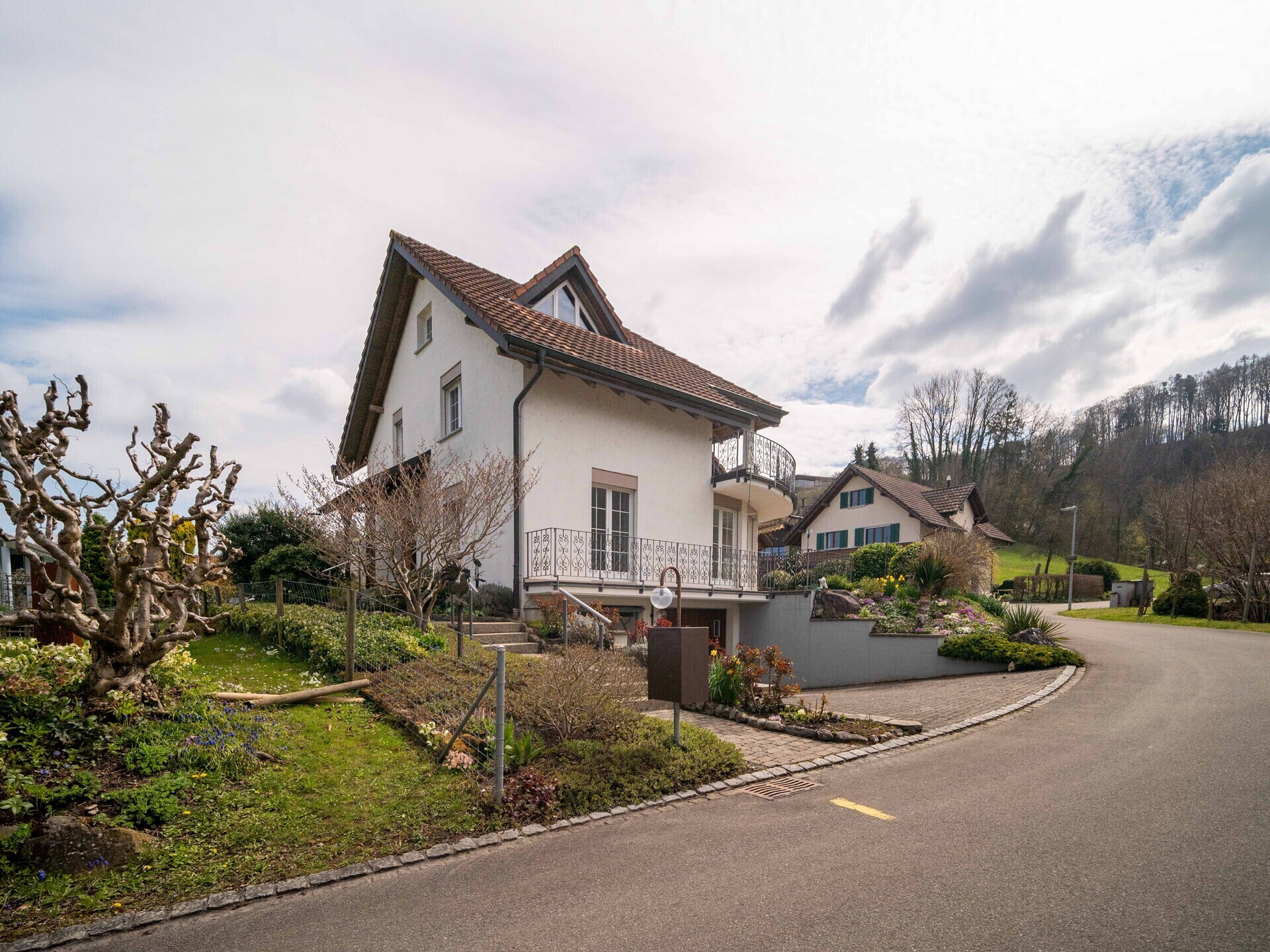 Außenansicht eines freistehenden Hauses mit Garten