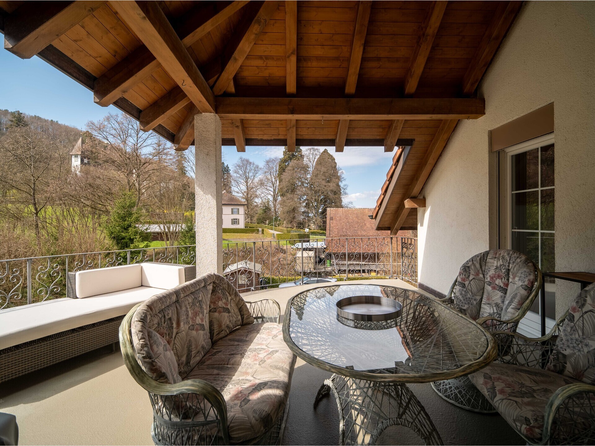 Überdachte Terrasse mit Blick ins Grüne