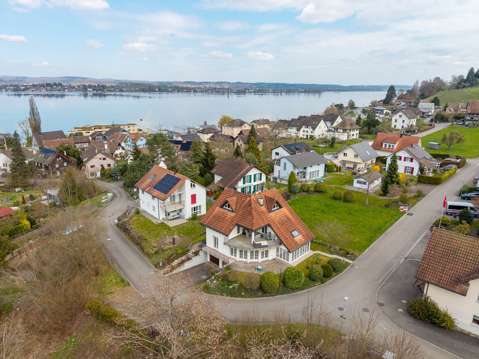 Luftaufnahme eines Wohngebiets am See