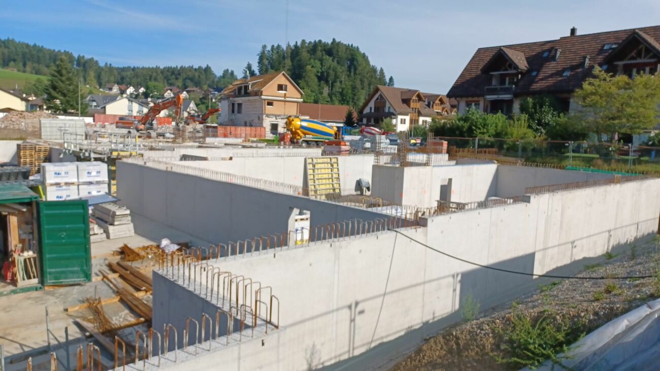 Baustelle mit Betonfundamenten