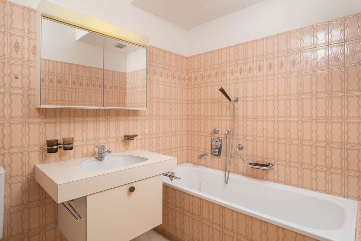 Retro-Badezimmer mit Badewanne und Waschplatz